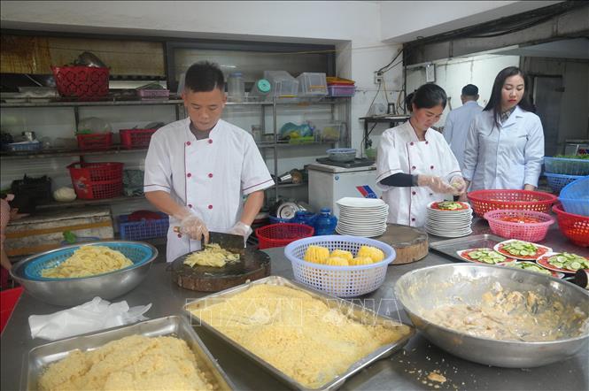 Nhà hàng Hồng Thanh, phường Sầm Sơn tuân thủ nghiêm các quy định về vệ sinh, phân khu riêng biệt giữa thực phẩm sống và chín, nhân viên sử dụng dụng cụ bảo hộ đầy đủ. Ảnh: Hoa Mai - TTXVN